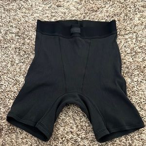 LIKE NEW SKIMS Cotton Rib Boxer Short! XS Black!